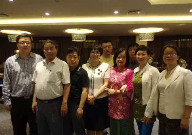 （原上海大学国务院津贴项目领头人尊敬的于英川院长与UGA的年轻教师）