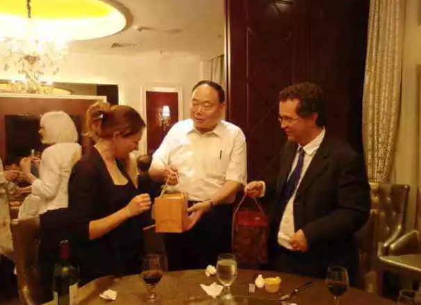 (于英川院长与Frederic Bertrand教授与学员合影）