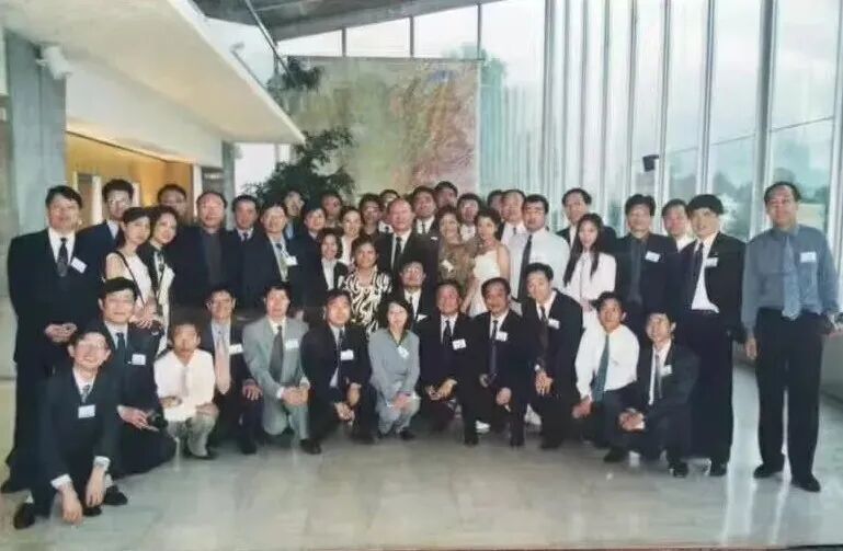 项目首届学员与时任上海市长徐匡迪合影一