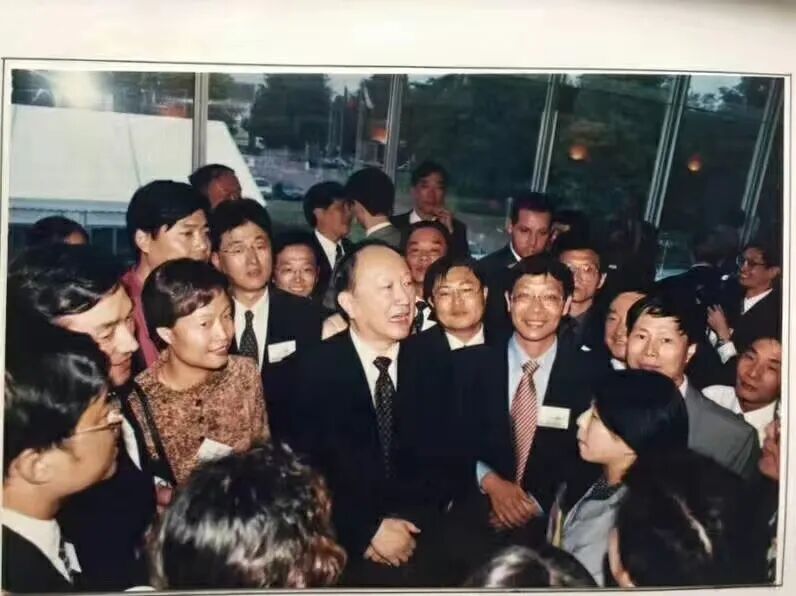 项目首届学员与时任上海市长徐匡迪合影二